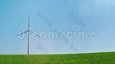 一幅田园诗般的纯能量画面-阳光下<strong>绿山</strong>上的风力发电机